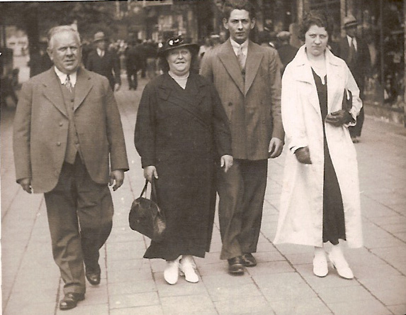 1930 Flor de Groof, Marie de Groof Storm, Jan de Groot en Paulien de Groot Storm