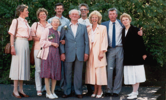 1987 50 jaar getrouwd Doortje, John, Ria, John jr, Thea. Angelina, Marcel, Nico. Nel kwam later en staat daarom niet op de foto.